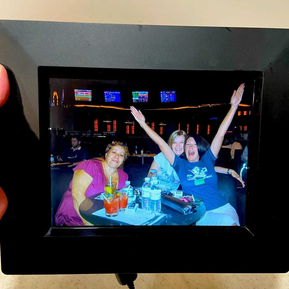 Digital photo frame